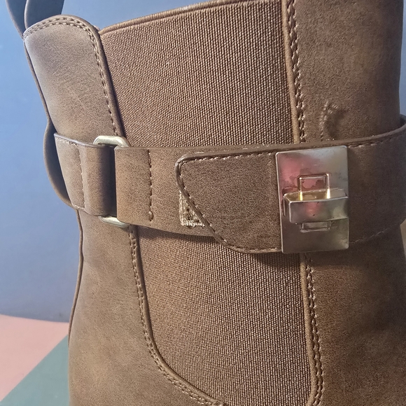 Dream Pairs Tan Lug Sole Chelsea Ankle Boots with Buckle - Picture 5 of 5